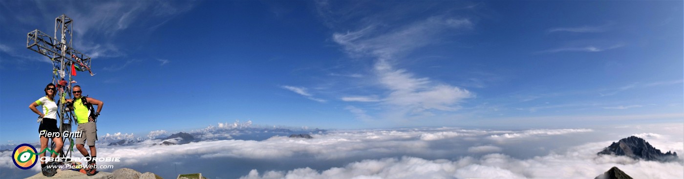 64 Alla croce di vetta del Grignone-Rif. Brioschi (2410 m)...il cielo e blu sopra le nuvole !.jpg